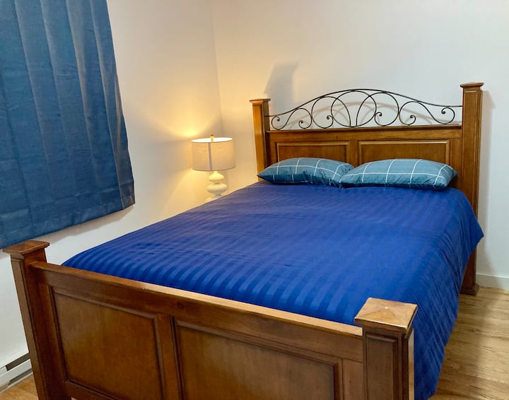 تحتوي كلتا غرفتي النوم على أسقف من الصنوبر، وقوالب تاجية وأرضيات بلوط صلبة. 