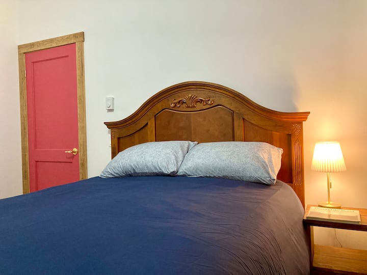 تحتوي كلتا غرفتي النوم على أسقف من الصنوبر، وقوالب تاجية وأرضيات بلوط صلبة. 