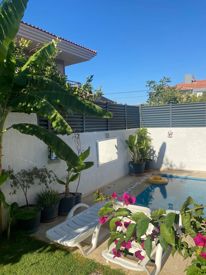 Alaçatı Ilıcada Havuzlu Villa - Çeşme