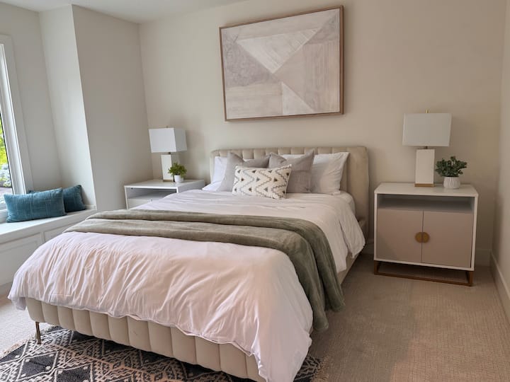 ห้องนอน #2 ชั้นบนพร้อมเตียงควีนไซส์