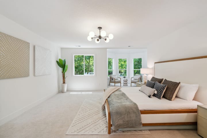 ห้องนอนสวีทหลักพร้อมเตียงขนาดคิงไซส์