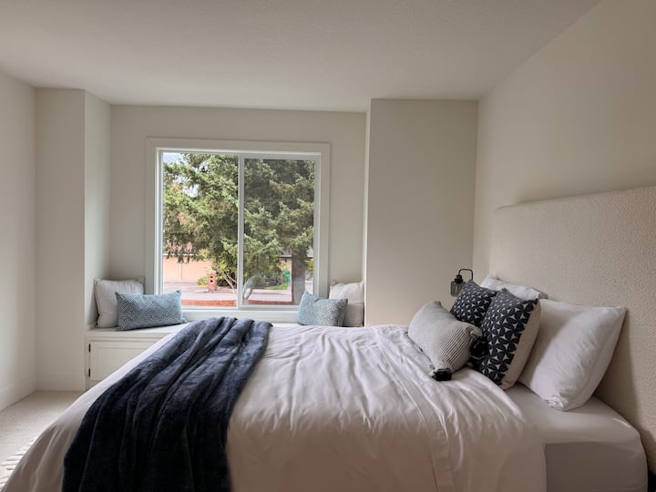 ห้องนอน #1 ชั้นบนพร้อมเตียงควีนไซส์