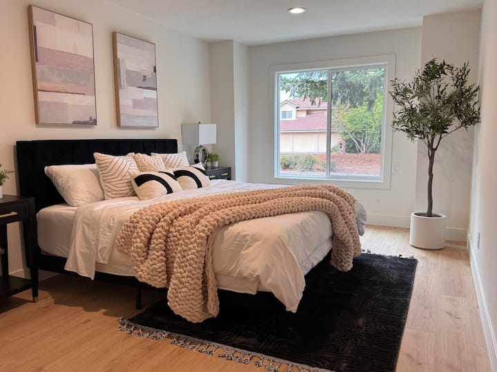 ห้องนอนบนชั้นหลักพร้อมเตียงคิงไซส์