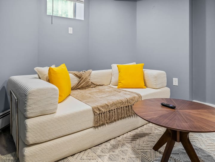 Historic 2 Floor Apt In Boston W/ Outdoor Deck! - Brookline, MA