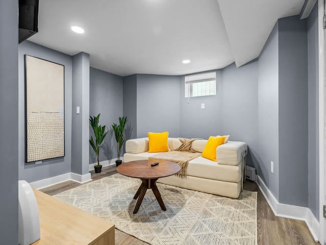 Historic 2 floor Apt in Boston w/ outdoor deck!