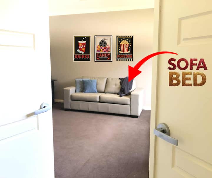 在我们的度假屋中，我们的大剧院房间设有一张沙发床，可供额外房客入住，并设有两扇可关闭的大门，让您可以私密地睡觉。