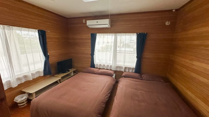 2階のお部屋は2名様宿泊できます。リフォームされていないため、昔ながらの沖縄を感じられるお部屋となっております。（２階にはトイレもあります）