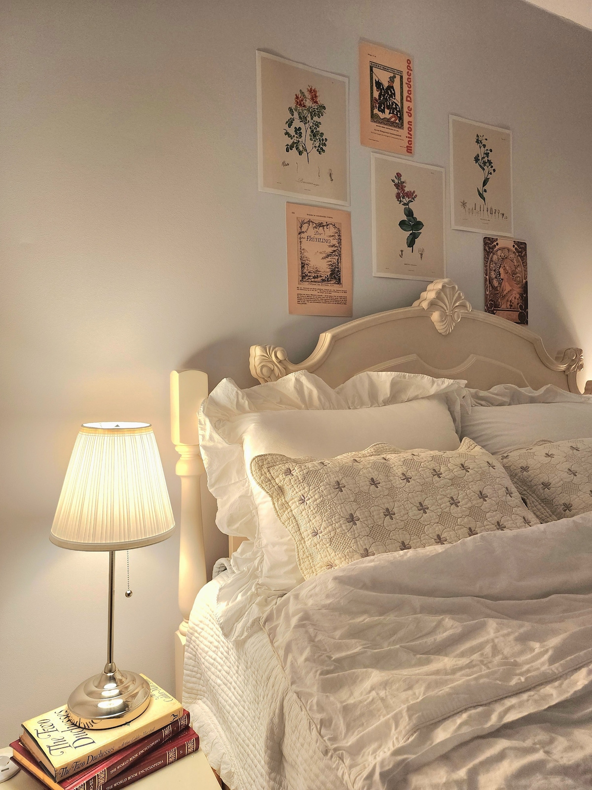 Осветлението в спалнята е меко и уютно.
Дълбока почивка през нощта със светонепропускливи завеси,
Сутринта можете да се насладите на толкова свободно време, колкото пожелаете.

Спокойна и уютна спалня.
Затъмняващите завеси помагат да се блокира външната светлина.
улеснявайки удобната почивка.