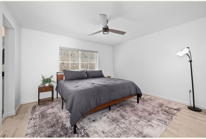 Glavna spavaća soba s bračnim krevetom (183x213) 