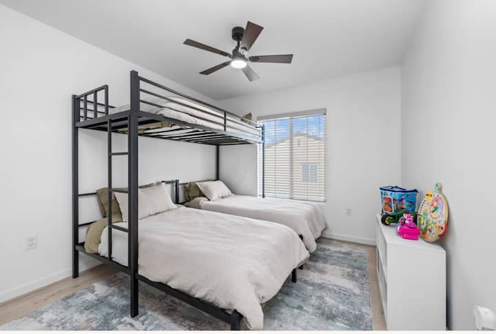 Druga spavaća soba s trostrukim krevetima na kat i dječjim igračkama