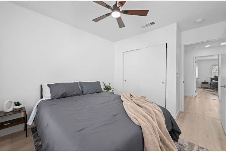 Prva spavaća soba s bračnim krevetom