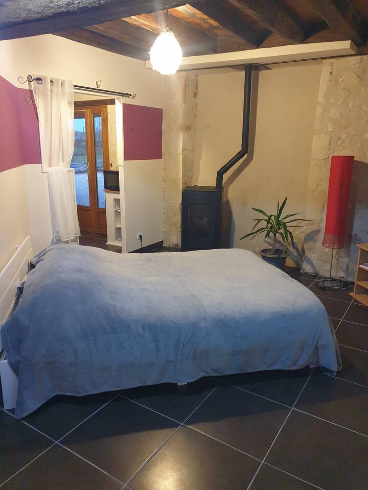 1 manželská posteľ a 1 pohovka v chalupe Borely 