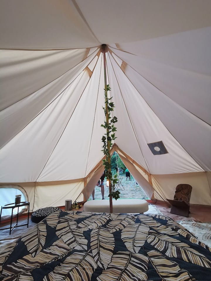 Un Tipi Au Bord D'un Lac En Pleine Nature - Dreux
