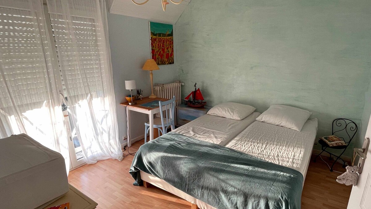 غرفة نوم 2 بإطلالة صغيرة على البحر.