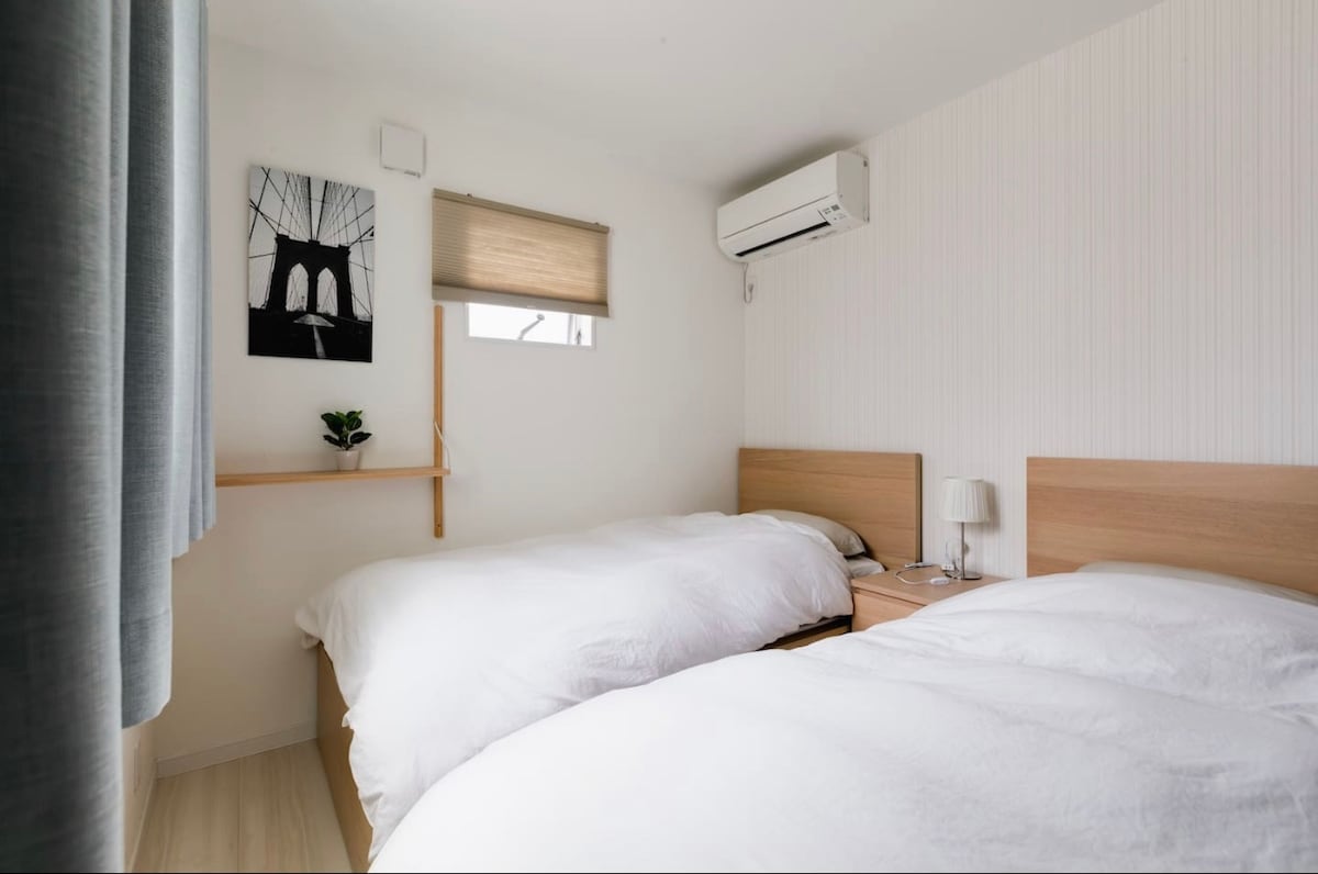 Куќата има 2 единечни кревета од 1,1 м × 2 м, квалитетна постелнина за хотел со 5 ѕвезди, гардеробер со клима-уред и други неопходни работи.Одлично осветлување, пријатен декор.Обезбедете им добар сон на гостите.