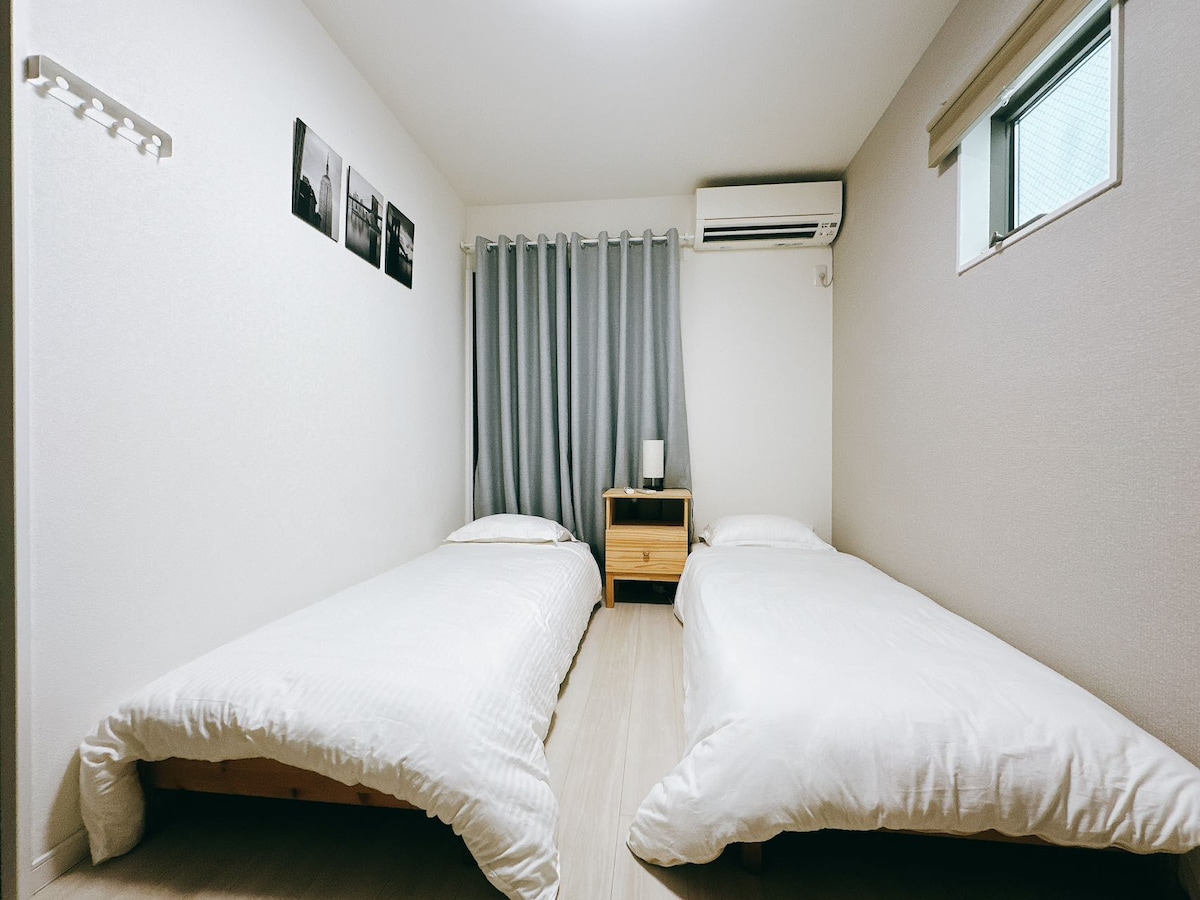 Куќата има 2 единечни кревета од 1,1 м × 2 м, квалитетна постелнина за хотел со 5 ѕвезди, гардеробер со клима-уред и други неопходни работи.Одлично осветлување, пријатен декор.Обезбедете им добар сон на гостите.