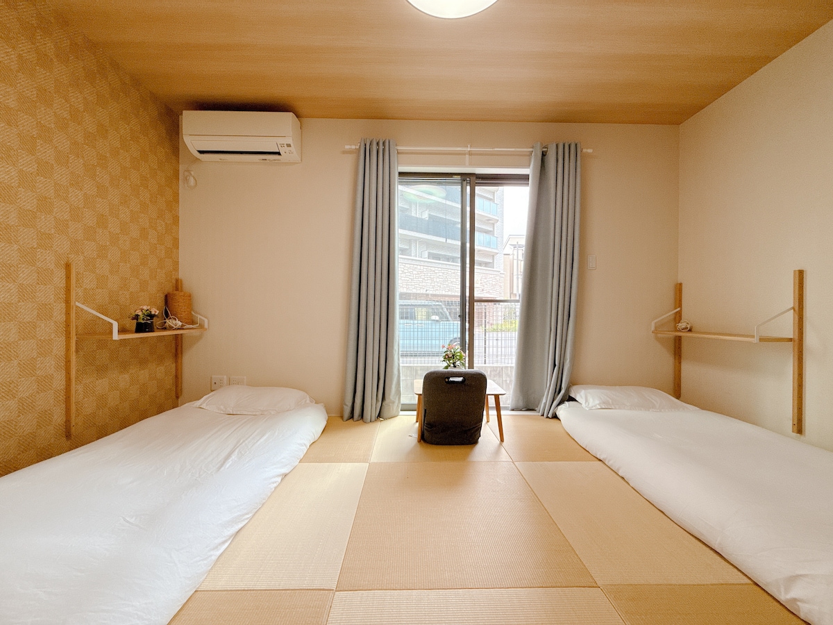 Куќата има 2 јапонски татами душеци, квалитетна постелнина за хотел со 5 ѕвезди, гардероба со клима-уред и други неопходни работи.Одлично осветлување, пријатен декор.Обезбедете им добар сон на гостите.