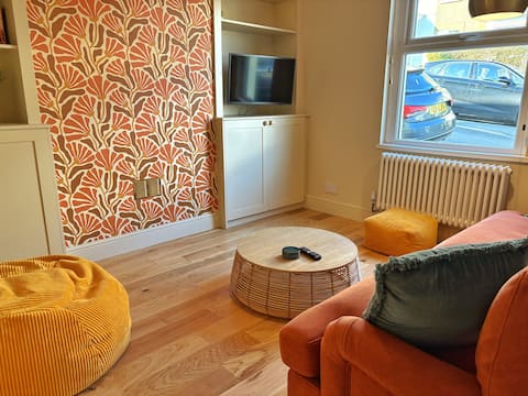 Top Airbnb: Daffodil Cottage in Mayals, Oystermouth, Newton, West Cross
