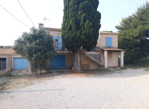 Annonce Airbnb populaire: The 3-bedroom vacation home à Sausset Les Pins
