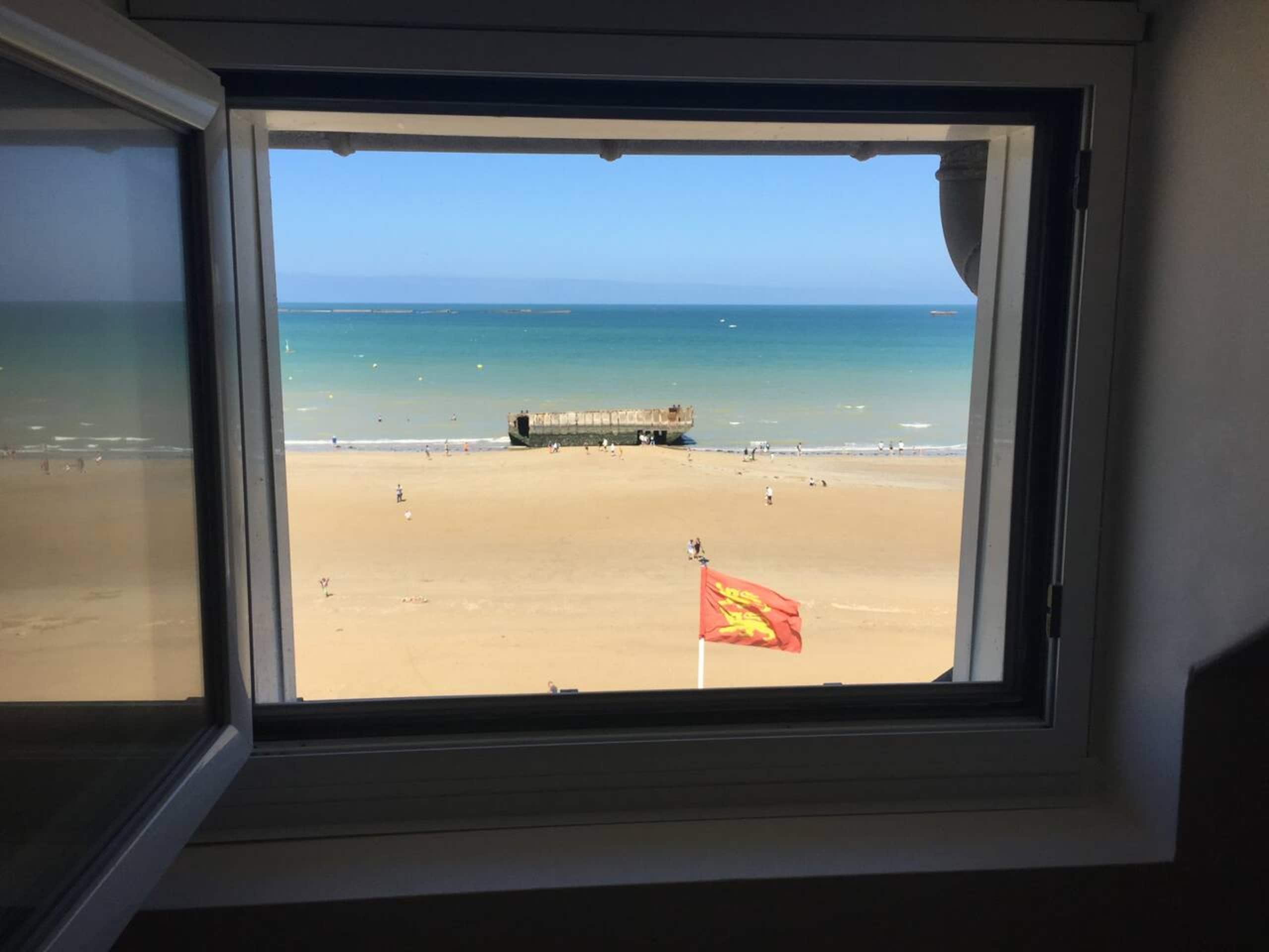 Third-floor bedroom sea view