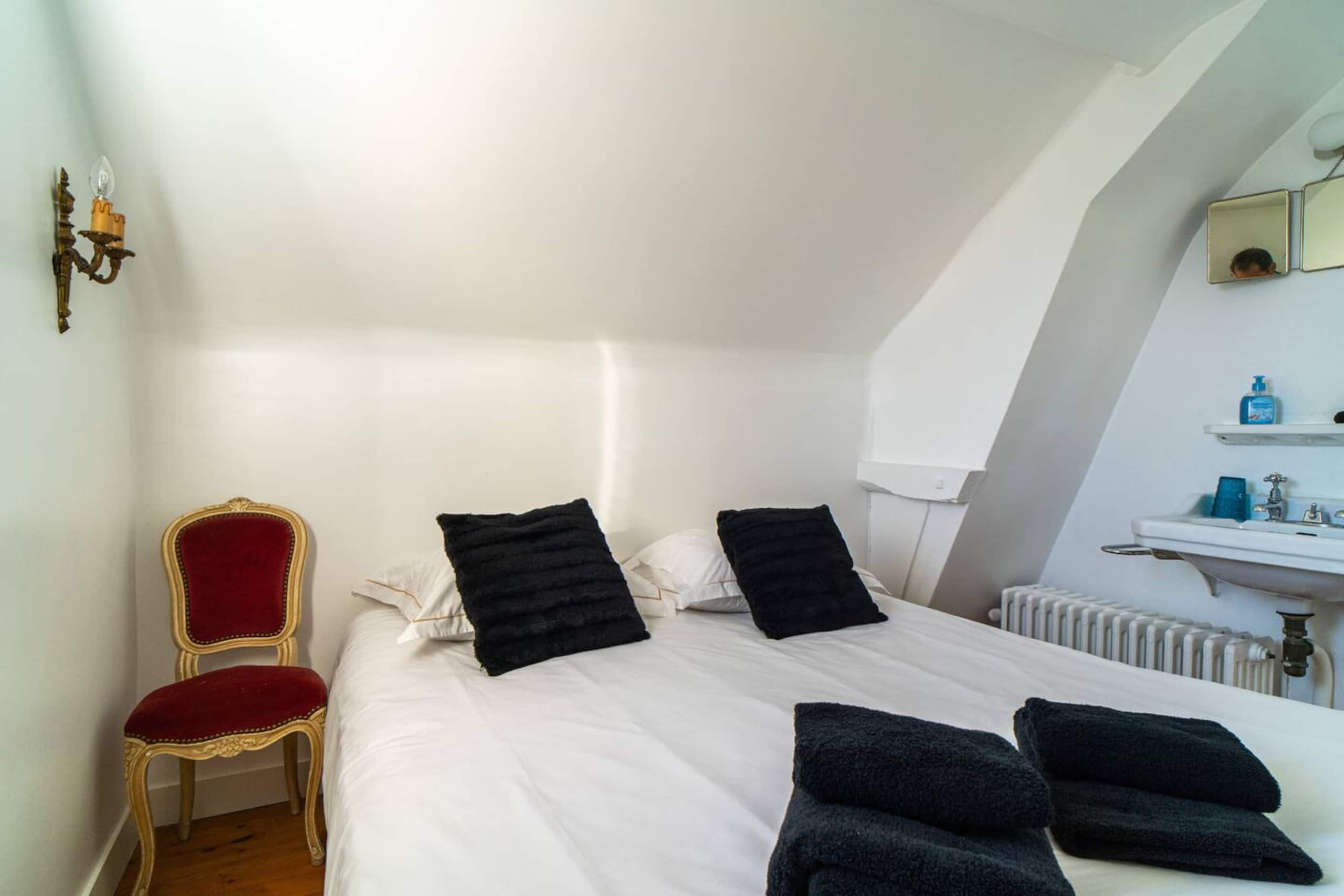 Third-floor bedroom
