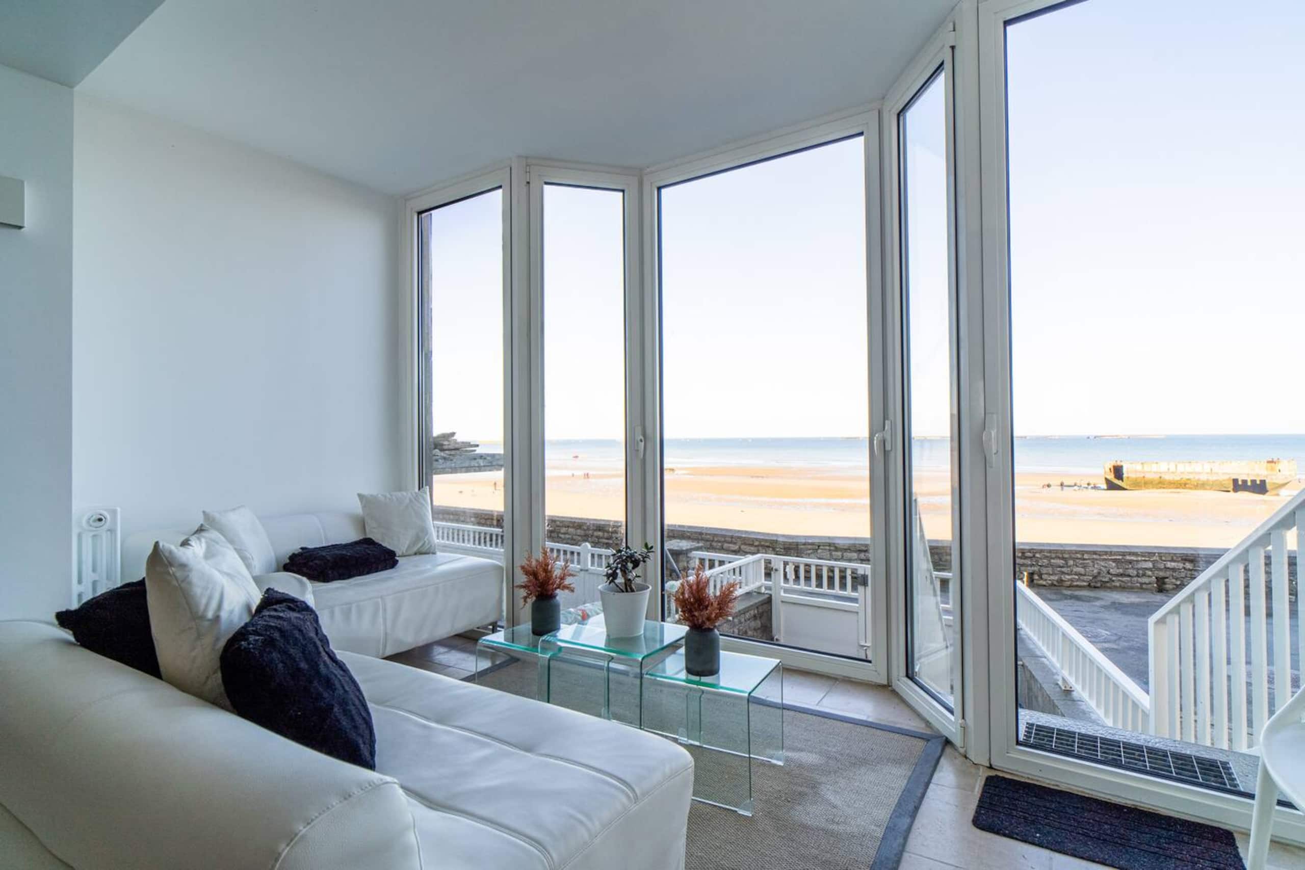 Salon sea view