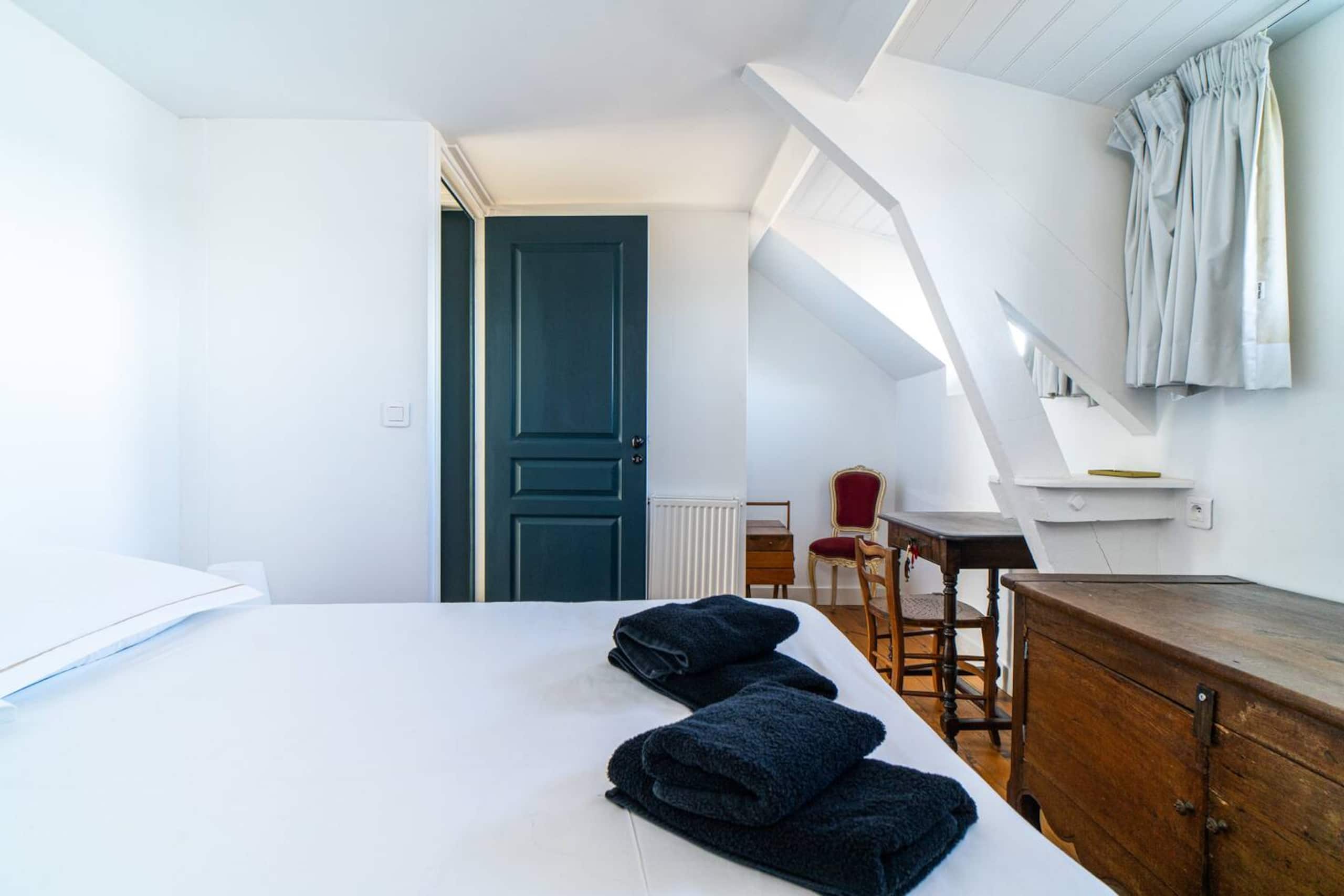 Third-floor bedroom sea view