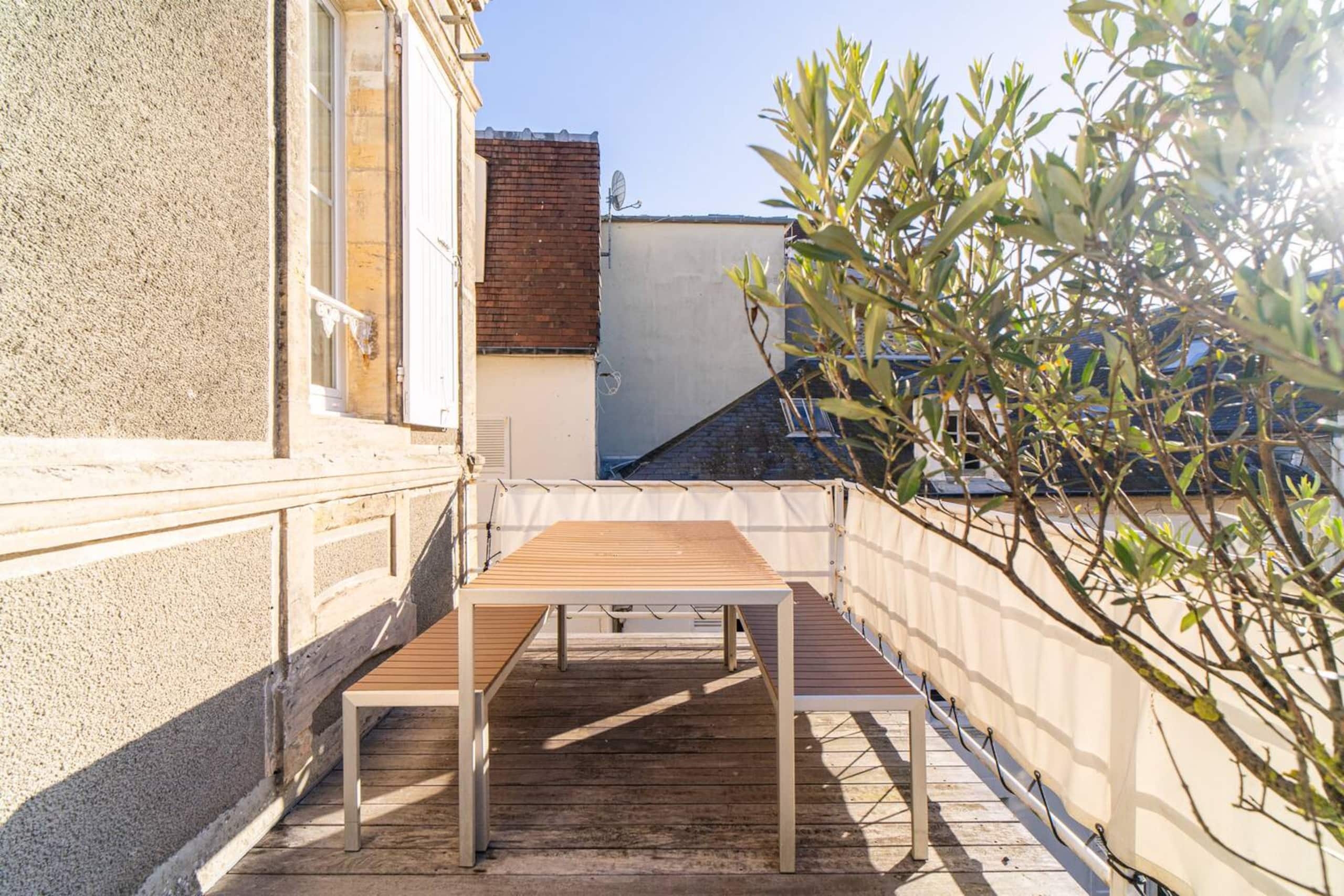 Second-floor terrace