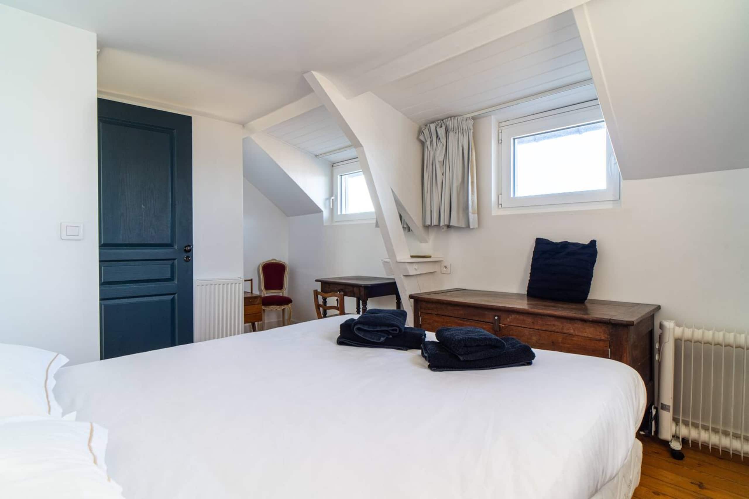 Third-floor bedroom sea view