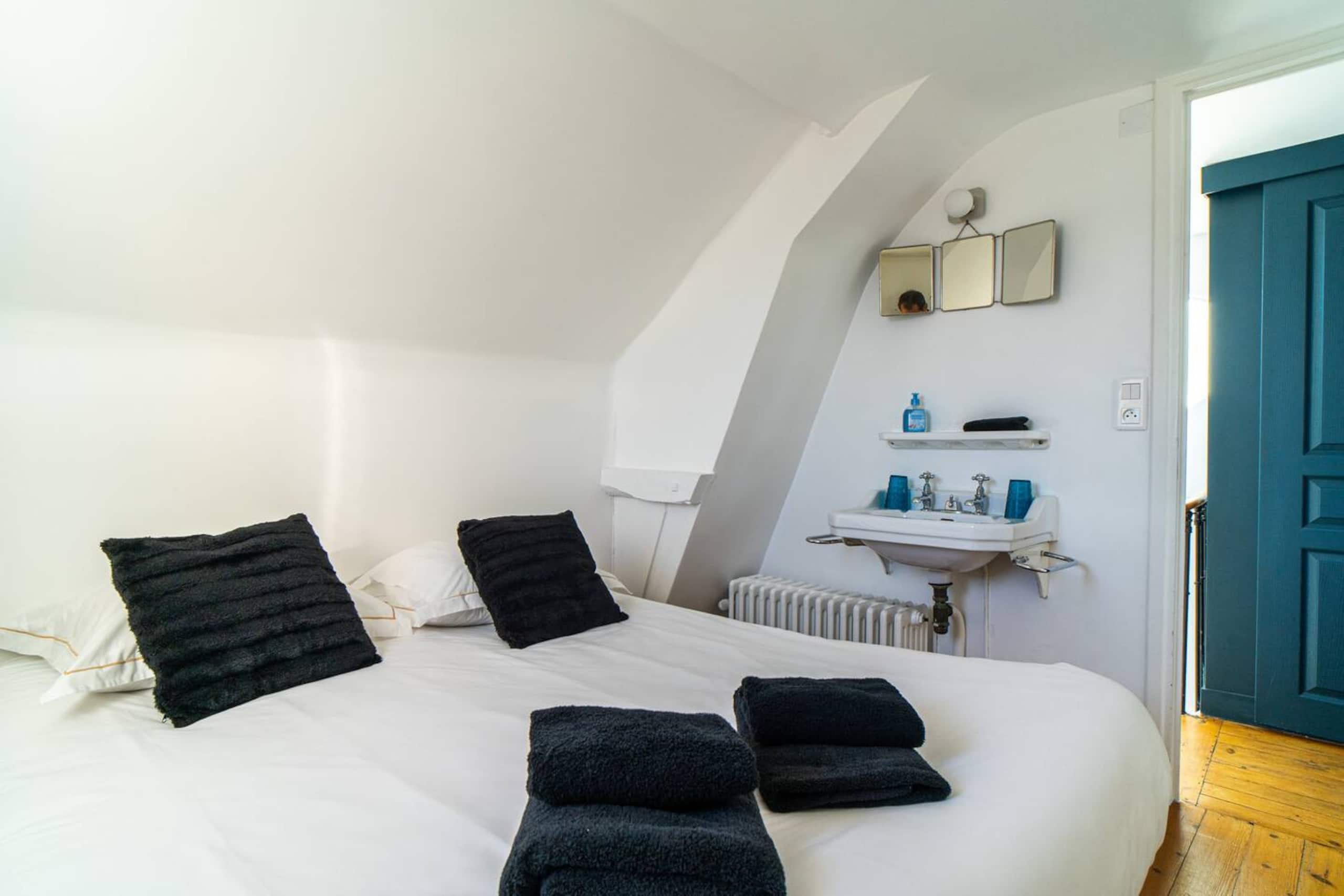 Third-floor bedroom king-size