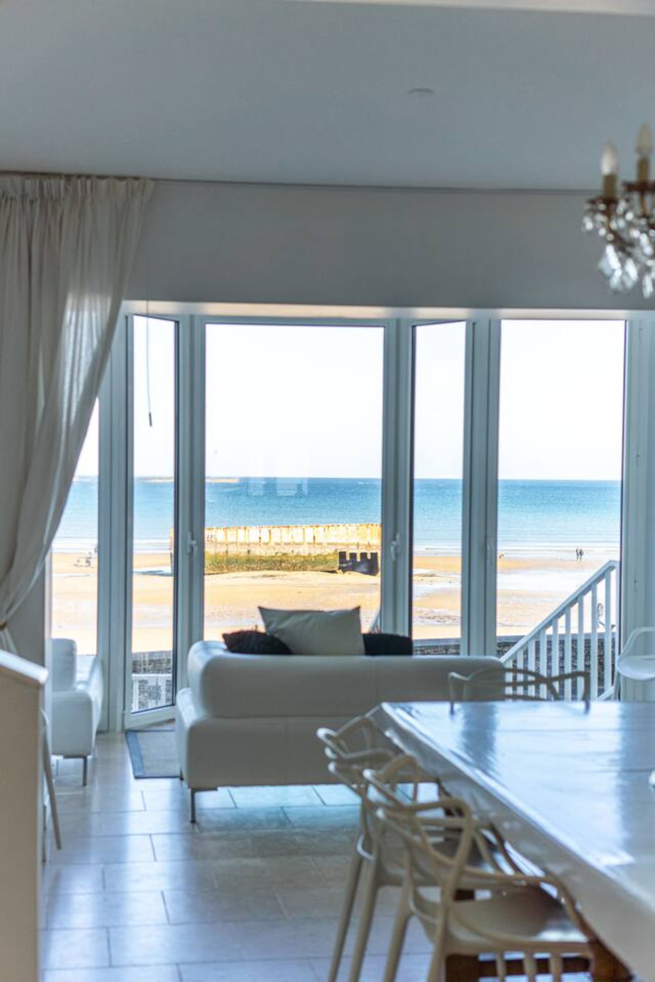 Salon sea view