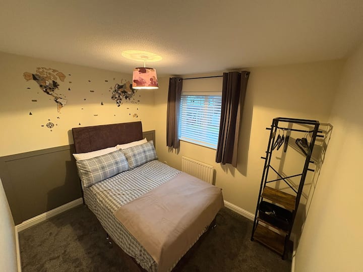 Kitanda cha ukubwa wa kifalme. Mapazia ya kuzima mwanga. 