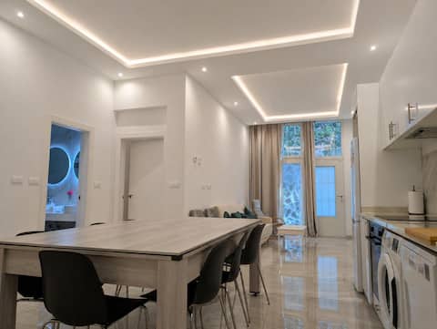 Airbnb con mejor rendimiento: Luxury in Madrid for 10+ and Pets en Arganzuela