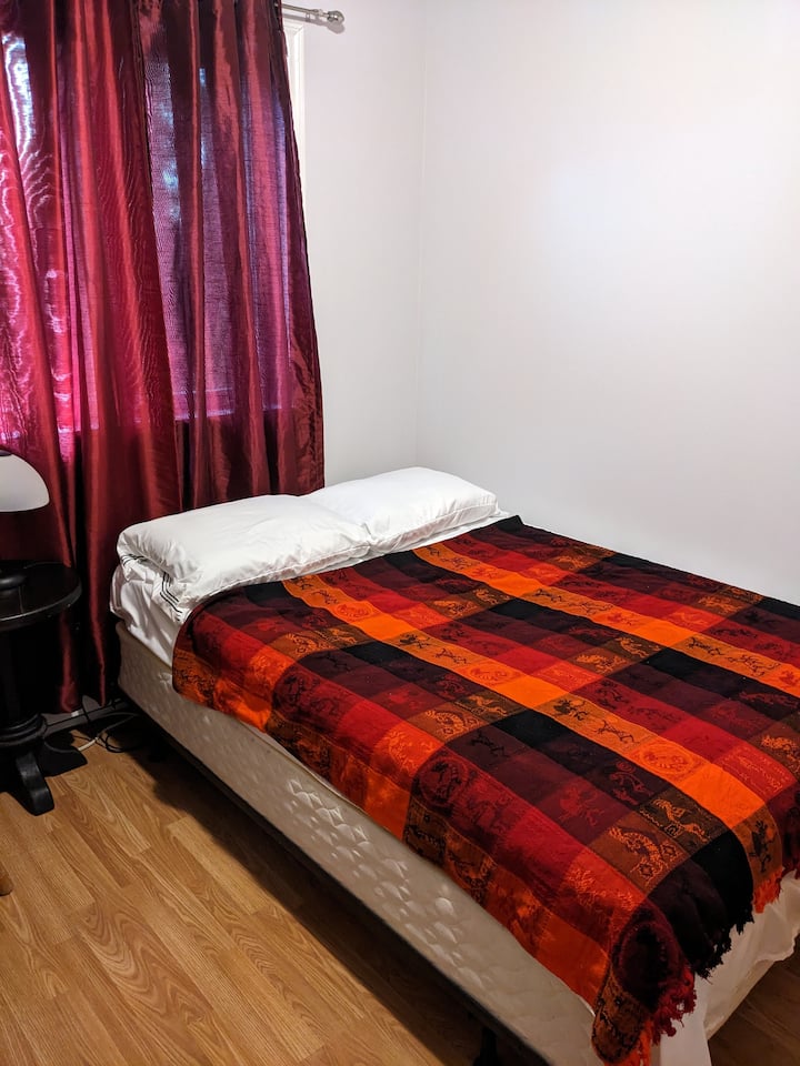 Cama doble, escritorio, armario