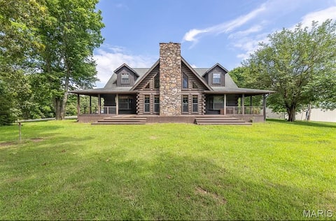 Luxury Cabin - views, pond, 56 acres - sleep 10+