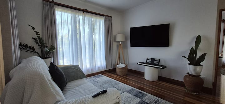 Serene Escape 1br Upstairs Stay- Fully Furnished! - Darwin
