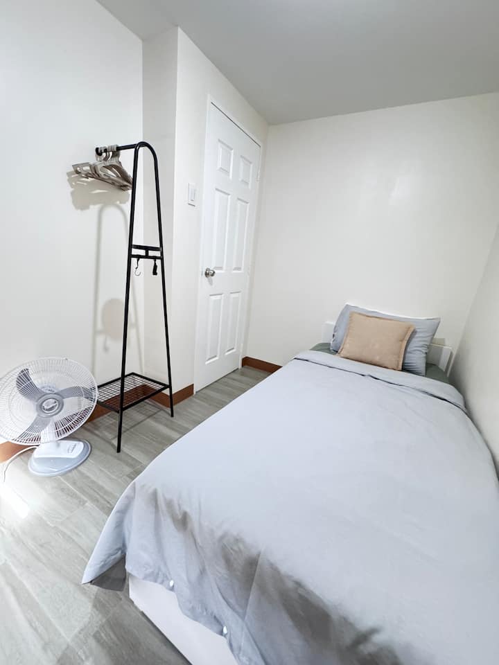 Camera da letto 3 - SENZA aria condizionata - La camera da letto è dotata di un ventilatore elettrico e di un letto singolo.