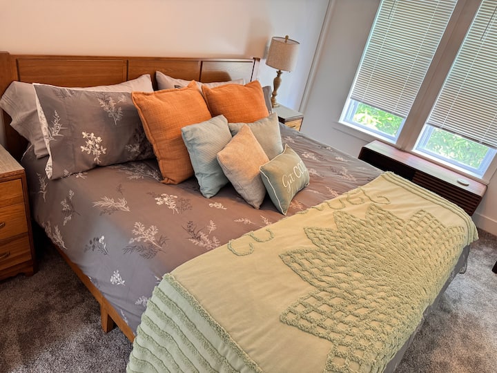 Dormitorio principal ubicado en el nivel superior de la casa con un baño privado. Para tu información, el piso de arriba es un plano abierto y no hay puertas que conduzcan al dormitorio o al baño.