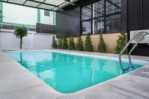 Private Pool Single-Family Villa on Sukhumvit in the Heart of Bangkok (Mahjong Machine) (5 minutes t