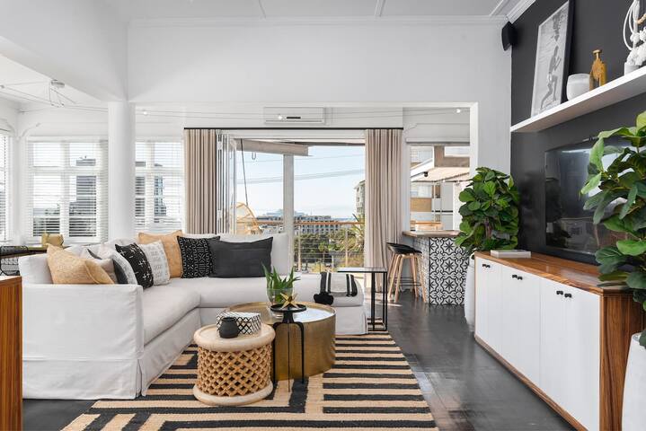 Stylish Getaway • Green Point gallery image 3