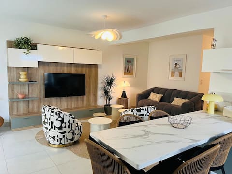 Successful Airbnb property: New two-room apartment in the heart of Quimper + secure private parking in Quimper