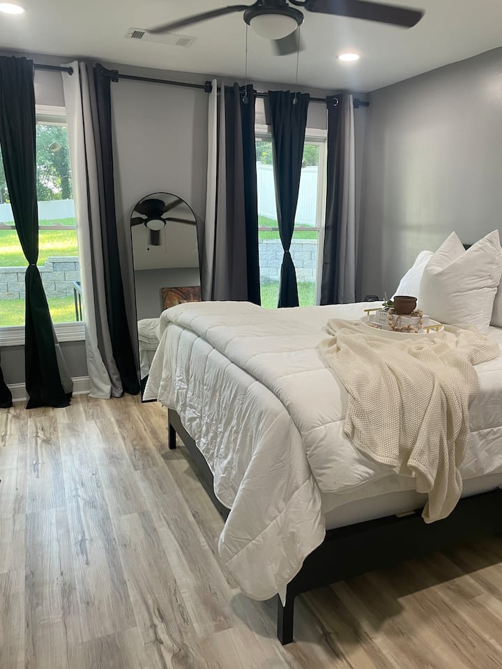 Lit queen size 
dressing
salle de bain complète avec douche à l'italienne.
Télévision
ventilateur de plafond
Vue sur l'arrière-cour. 