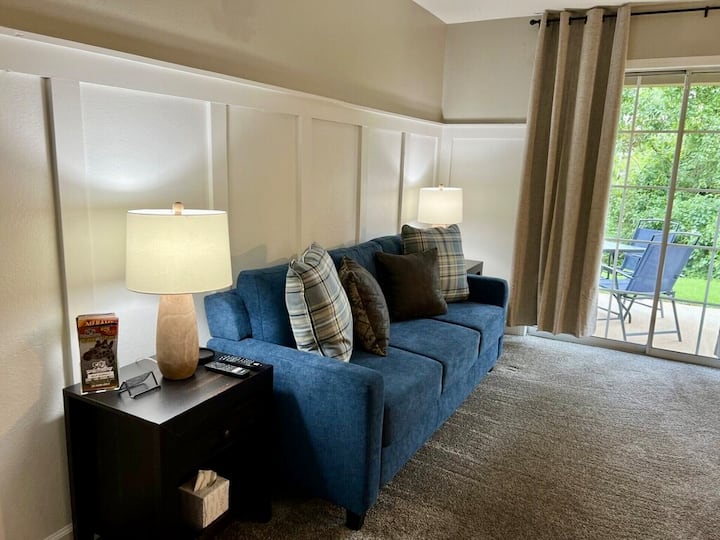 צאו לפאטיו ולאגם. מזרן מתנפח ממוקם בחדר השינה הראשי עם מצעים נוספים