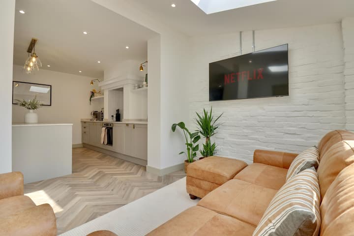 Meredith Mews. Ideal Location. 2 Car D/way Parking - Portsmouth