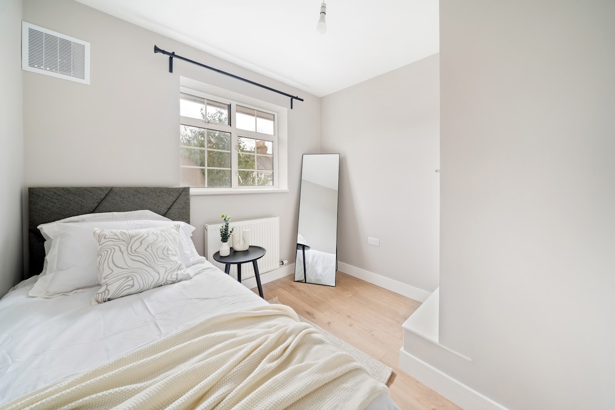 Chumba hiki cha mtu mmoja kinachofaa kina kitanda kimoja cha starehe, kinachofaa kwa mgeni mmoja. Iliyoundwa kwa ajili ya mapumziko na urahisi, inatoa sehemu tulivu yenye kila kitu kinachohitajika kwa ajili ya kulala vizuri usiku na ukaaji wa starehe.