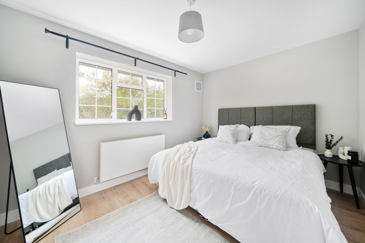 Chumba hiki cha kulala chenye anuwai hubadilika kulingana na mahitaji yako na kitanda cha ukubwa wa kifalme ambacho kinaweza kugawanywa katika sehemu mbili ndogo. Inafaa kwa wanandoa, marafiki, au familia, inahakikisha usingizi wa starehe wa usiku wenye uwezo wa kubadilika ili kuendana na kila aina ya ukaaji