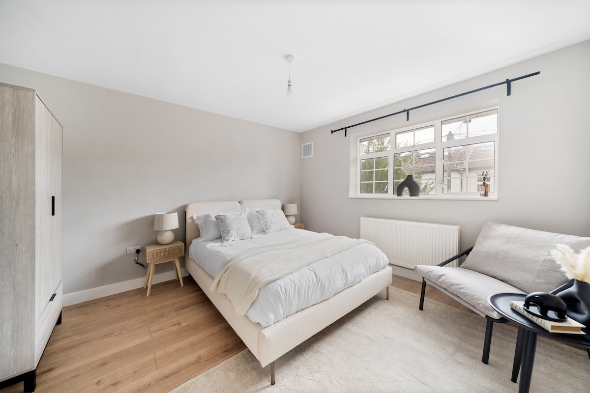 Chumba kikuu cha kulala kinatoa mapumziko yenye nafasi kubwa yenye kitanda cha kifahari cha ukubwa wa kifalme. Inafaa kwa wanandoa au wasafiri peke yao, inachanganya starehe na mtindo, ikitoa mazingira ya kupumzika kwa ajili ya ukaaji wa kupumzika na wa kufurahisha.