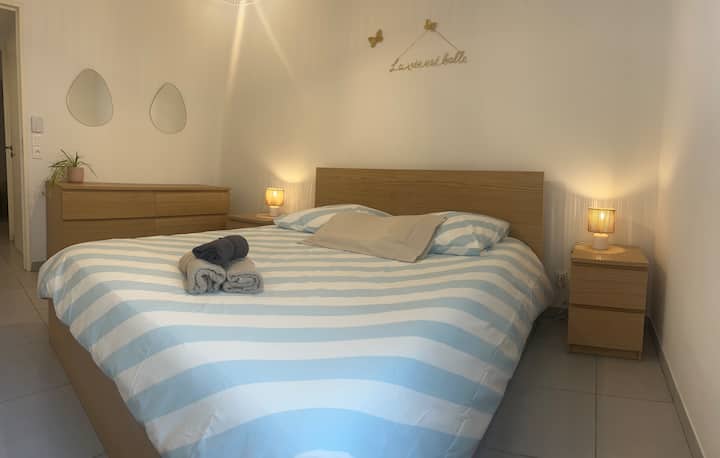 1 საძინებელში არის ორადგილიანი საწოლი (160x200) 
Კომოდი და ორი ტუმბო . 
Ის გადაჰყურებს საცხოვრებლის საფუძვლებს. 
Თეთრეული მითითებულია ჯავშანში . 