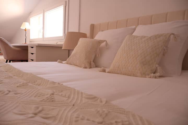 Kitanda 1 cha watu wawili + kitanda 1 cha mtu mmoja - chumba cha kulala kilichofungwa juu ya ghorofa
Kabati 1 + kabati 1 lenye rafu
Ofisi ya 1
Maktaba ndogo 1
Kiyoyozi katika chumba cha kulala juu ya ofisi