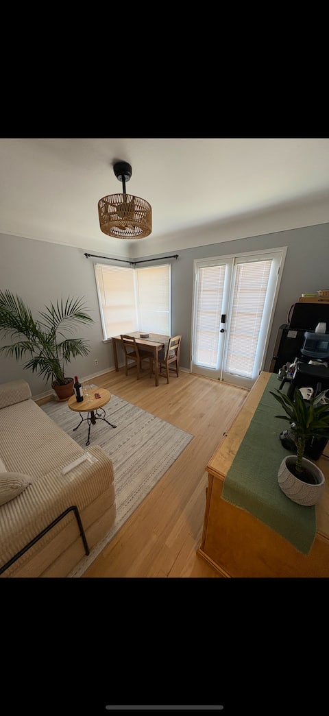 Top Airbnb: Entire private suite 1 bedroon and living room in Glendale